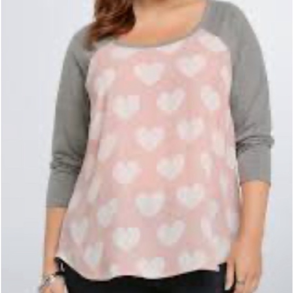 TORRID 1x plus pink and gray baseball style tea with white rose hearts